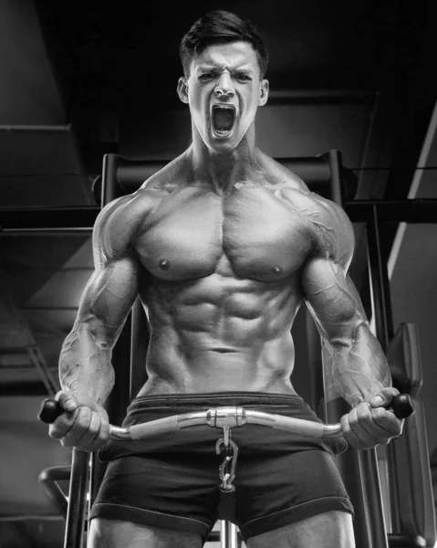 Junger Athletischer Mann Der Beim Training Fitnessstudio Muskeln Aufpumpt Hintergrund — Stockfoto