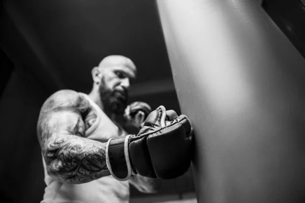 Hombre Atlético Joven Bombeando Los Músculos Gimnasio Entrenamiento Fondo Del —  Fotos de Stock