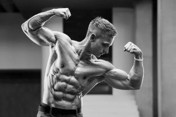 Junger Athletischer Mann Der Beim Training Fitnessstudio Muskeln Aufpumpt Hintergrund — Stockfoto