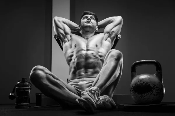 Jeune Homme Athlétique Pompage Les Muscles Dans Salle Gym Entraînement — Photo