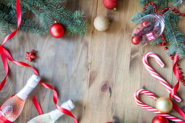 Arkadaki tahta kutuda bir şişe beyaz şarap Noel ağacı ve içinde hediyeler olan bir bardak.