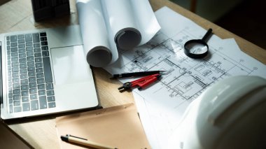 Bir dizüstü bilgisayar bir çift kırmızı kalem, bir çift mavi kalem, bir çift makas, bir pense, bir çift kalibre, bir çift çizim kalemi, bir çift pusula,