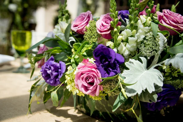 Bir düğün resepsiyonda çiçek masa merkezi