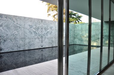 Ludwig Mies van der Rohe tarafından geometrik havuz Barcelona Pavilion ile Çekici açık veranda