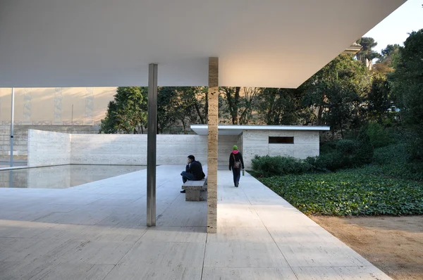 Kadın, arkasındaki koridordan ayrılırken havuzu yansıtarak verandada otururken adam düşünür.