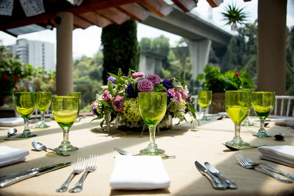 Bir açık hava düğün için şık sofra