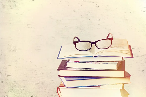 Books and eyeglasses — Stock Photo, Image