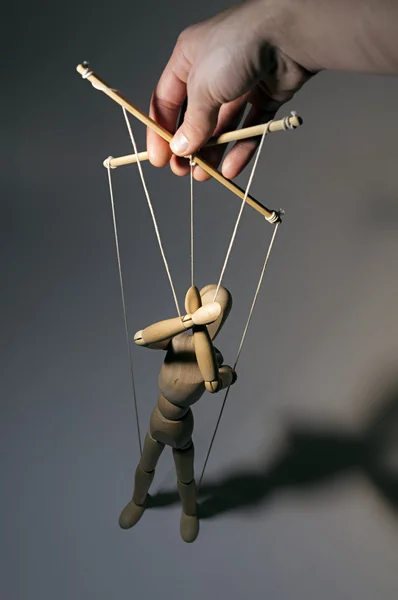  yüzünü elleriyle gizle