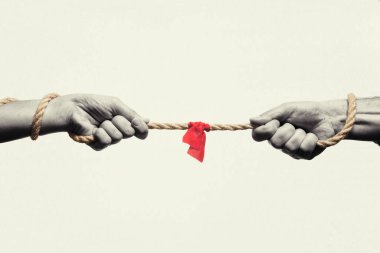 Bir erkek ve bir kadın çekiştiriyorlar. Kavram. Siyah ve beyaz.