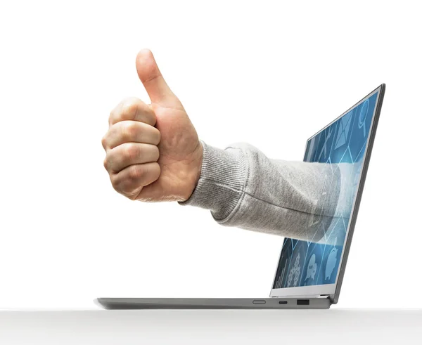 親指を立てた人間の手はノートパソコンの画面から突き出ている 白に隔離された — ストック写真
