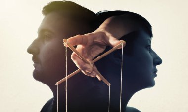 Erkek ve kadın silueti ile birden fazla temas ve tahta haçla kontrol eden eller. Kontrol kavramı. 