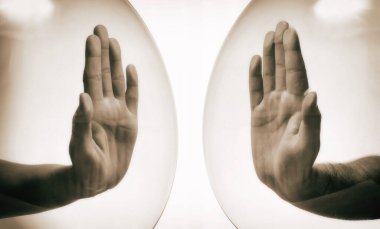 Cam kürelerdeki iki kişi kendini izole ediyor. Kavram. Covid-19 'a karşı koruma.