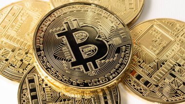 Bitcoin bozuklukları beyaz arkaplanda yakın plan.
