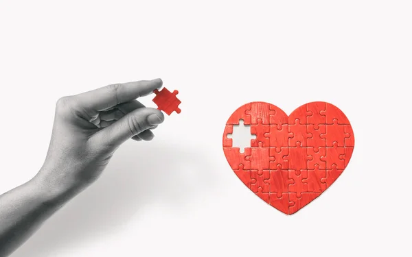 Herzförmiges Puzzle Und Menschliche Hand Mit Dem Fehlenden Puzzleteil Konzept — Stockfoto