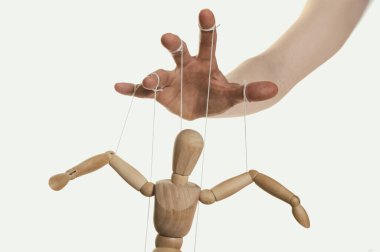 Kontrol kavramı. Marionette insan elinde. Yakın plan..