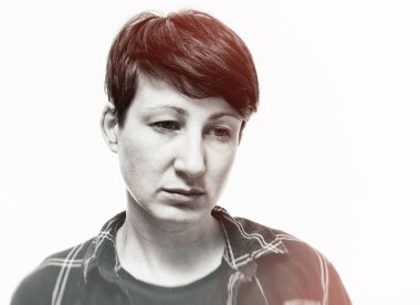 Beyaz arka planda üzgün bir kadının portresi. Siyah ve beyaz. Ruh sağlığı konsepti.