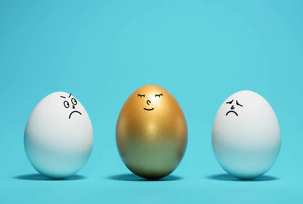 白い卵の中で面白い笑顔で黄金の卵 排他性 最良の選択 採用の概念 — ストック写真