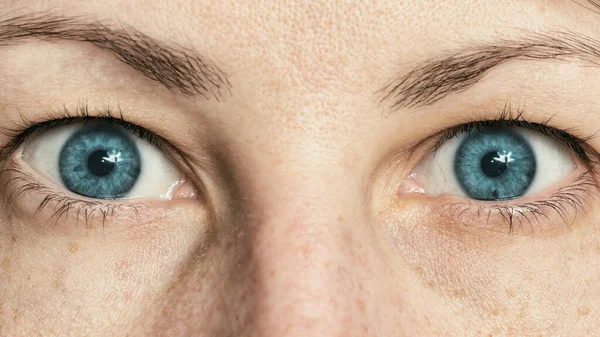Vrouwenogen Met Blauwe Pupillen Close — Stockfoto