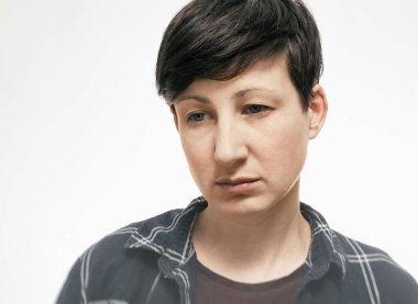 Beyaz arka planda üzgün bir kadının portresi. Ruh sağlığı konsepti.