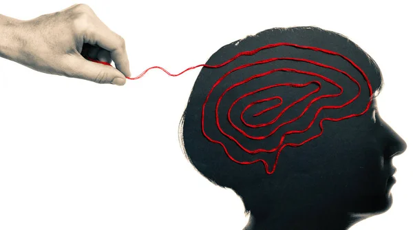 Kobieta Pociąga Nitkę Kształcie Mózgu Kobiecej Głowie Rozwiązywanie Problemów Psychicznych — Zdjęcie stockowe