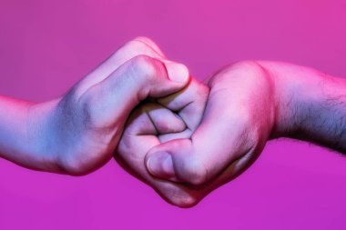 Bir erkeğin ve bir kadının elleri bir tokalaşmayla birbirine bağlıdır. Kurtarma, aşk, yardım metaforu..