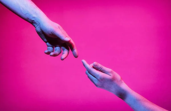 Mãos Homem Uma Mulher Estendem Mão Uns Aos Outros Luz — Fotografia de Stock