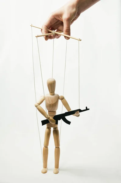 Marionnette Sur Les Cordes Avec Fusil Dans Main Humaine Concept — Photo