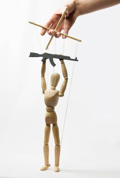 Marioneta Las Cuerdas Con Rifle Mano Humana Concepto Control — Foto de Stock