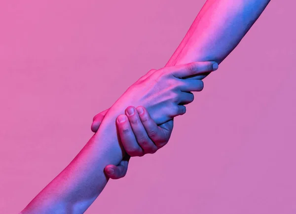Mãos Homem Uma Mulher Estão Ligadas Por Aperto Mão Metáfora — Fotografia de Stock