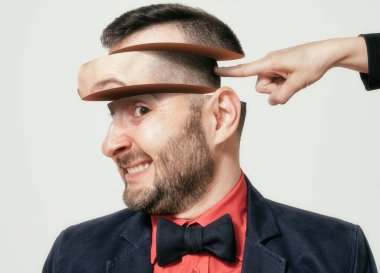 Beni deli ediyor. Çılgın bir adamın yaratıcı komik portresi. Delilik konsepti. Ruh Sağlığı.