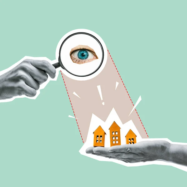 Colagem Com Uma Lupa Casas Papel Mão Conceito Busca Imobiliária — Fotografia de Stock