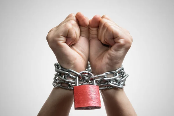 人类的手被一条带红色挂锁的链子连在一起 贩运人口 家庭暴力 — 图库照片