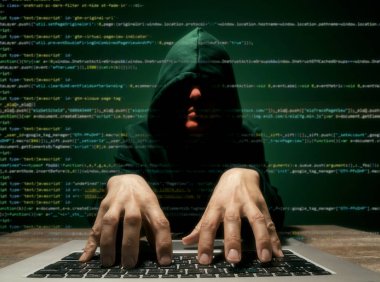 Kapüşonlu biri bilgisayar ağı güvenliğini hackliyor..