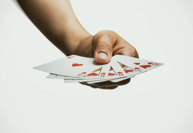 İzole bir arkaplanda iskambil kartları ile el.