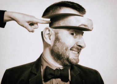 Beni deli ediyor. Çılgın bir adamın yaratıcı komik portresi. Delilik konsepti. Ruh Sağlığı.