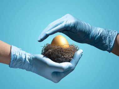 Doktor altın yumurtayı korumak için lateks eldivenler veriyor..