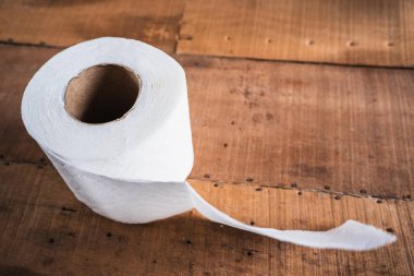 Eski ahşap bir masada eskimiş tuvalet kağıdı.