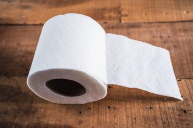 Eski ahşap bir masada eskimiş tuvalet kağıdı.