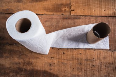 Eski ahşap bir masada eskimiş tuvalet kağıdı.