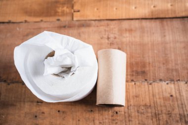 Eski ahşap bir masada eskimiş tuvalet kağıdı.