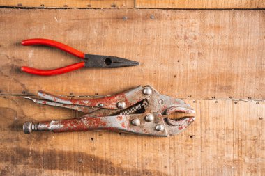 Eski ahşap bir kat, ahşap bir uçak, kerpeten ve tesisat hattı gibi antika inşaat aletleri izole edilir ve kahverengi ahşap bir duvarda antika bir tılsım sergilenir..