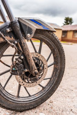 Bakıma ihtiyacı olan siyah, kirli, çamurlu ve paslı bir motorsikletin detaylı planları..