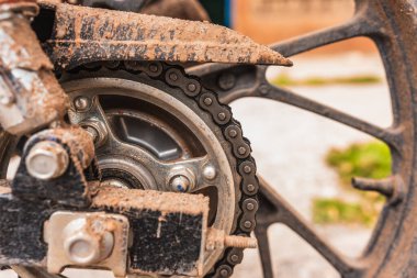 Bakıma ihtiyacı olan siyah, kirli, çamurlu ve paslı bir motorsikletin detaylı planları..