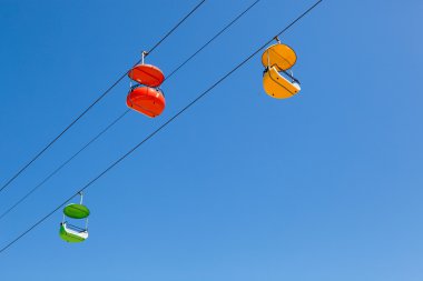 Üç gökyüzü sandalye üzerinde mavi bir arka plan gökyüzü