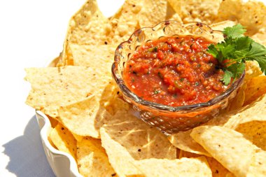Cips ve taze baharatlı Salsa tabak