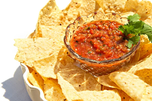 Teller Chips und frische würzige Salsa — Stockfoto