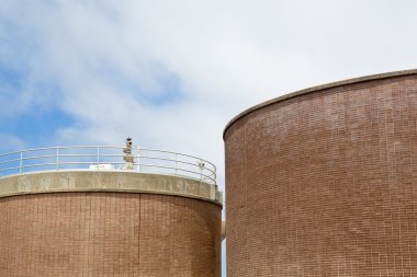 İki büyük depolama tankları bir atıksu arıtma tesisi
