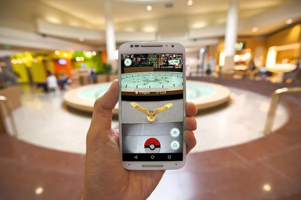 Pokemon GO App Mostrando encontro Pokemon — Fotografia de Stock