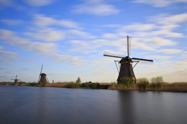 Doğal, geleneksel Hollanda yel değirmenleri. Hollanda uzun pozlama.