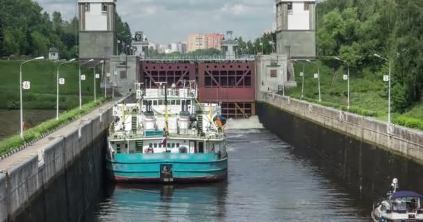 Ship in front of gate of sluice Moscow Canal in Moscow, Russia. Time lapse. 7/25/2016 — Stock Video